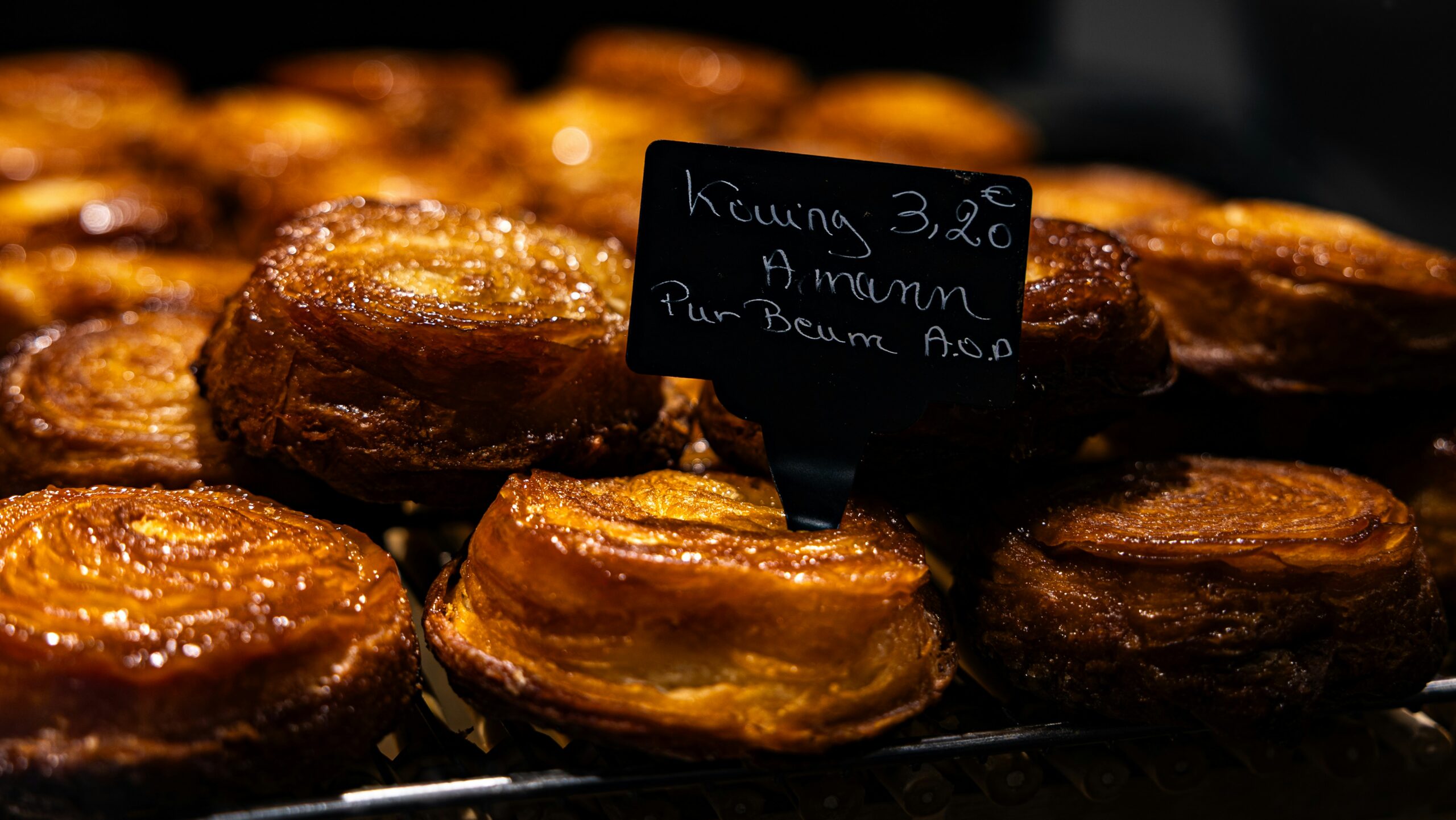 Photo de Sebastian Brito, représentant une spécialité Bretonne, le Kouign-Amann