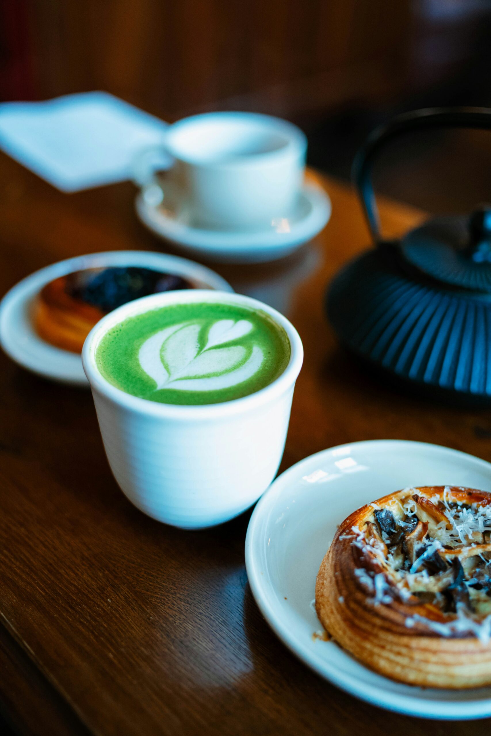 Photo de Tommao Wang, représentant une boisson Matcha et une pâtisserie